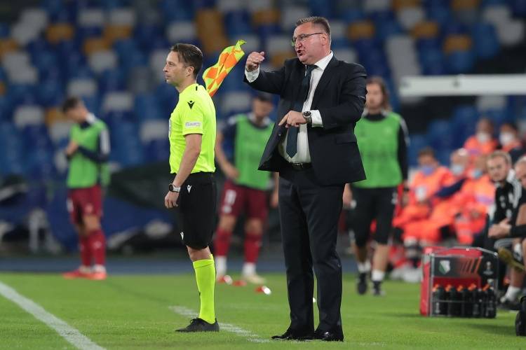 接近国足帅, 西亚的技战, 赛冠军及波